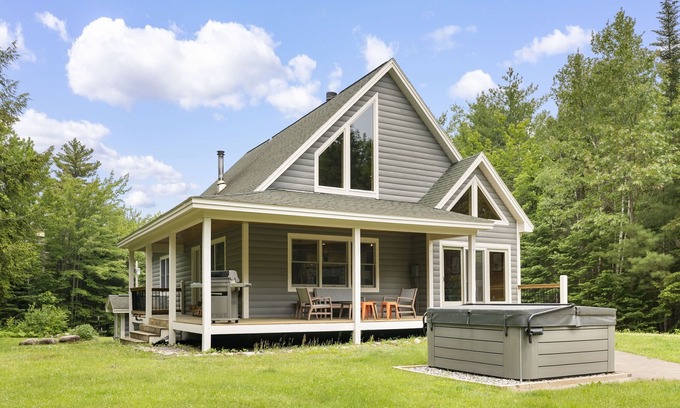 Greenwood Ski Chalet | Large chalet, hot tub, fire pit, grill, ping pong. Ski, bike, hike out the door!