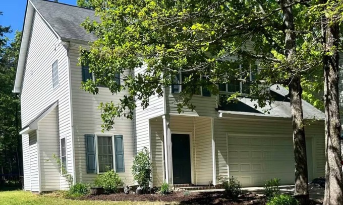 Steele Creek House | Large Charming Home in Charlotte- safe, family friendly, and close to Carowinds