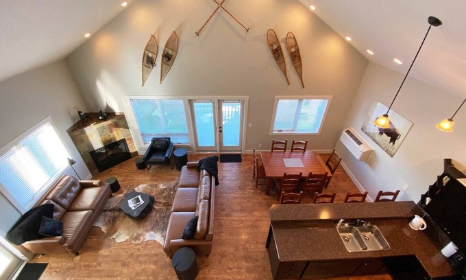 East Kootenay Apartment | Large Condo Mountain View (5 bed/Sleeps 11)