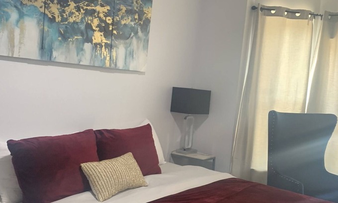 Troy Apartment | Large cozy, classic-3 min from RPI
