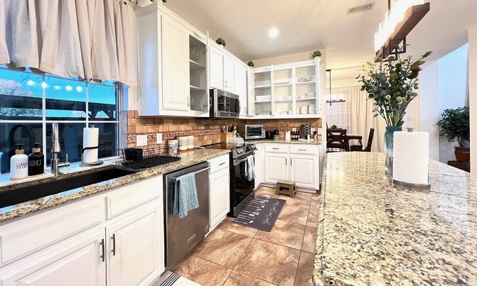 Allen House | Large Cozy Home