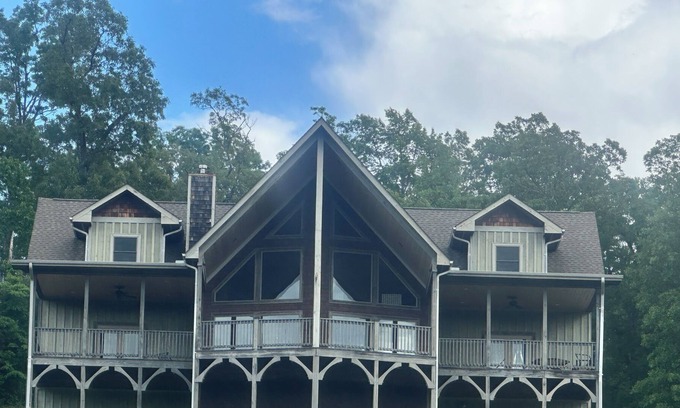 Franklin House | LARGE CUSTOM BUILT HOME!!