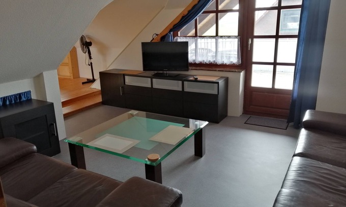 Sengwarden Apartment | Large vacation apartment with roof terrace in Wilhelmshaven, near the North Sea beach