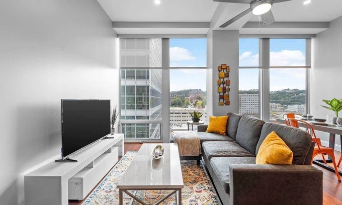 Downtown Pittsburgh House | Large Downtown Loft |Free Parking| Gym | City View