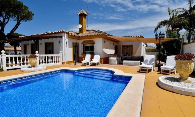 Poblado Sancti Petri Villa | Large and classic villa in Chiclana de la Frontera, Andalusia, Spain with private pool for 8 persons