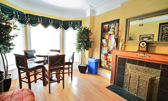 Lake View East Apartment | Large, Exquisitely Decorated in Heart of East Lakeview Near Wrigley & Lakefront