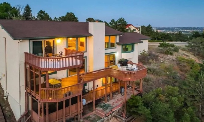 Northwest Colorado Springs House | LARGE FAMILY FRIENDLY HOME-INCREDIBLE MOUNTAIN VIEWS!
