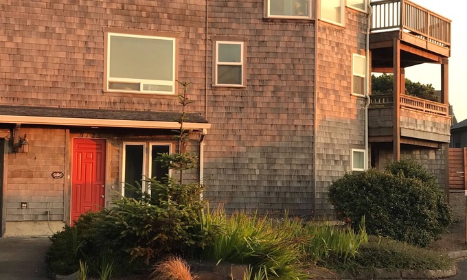 Lincoln Beach House | Large family-friendly home; Walk to Bella Beach; Ocean View; Hot Tub
