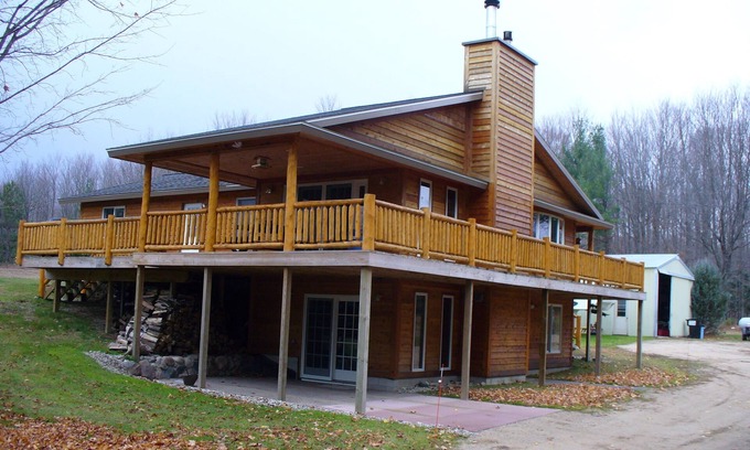 Kalkaska House | Large Family Home. Wrap Around Deck! Gas Fireplace! 3ooo Sq.ft