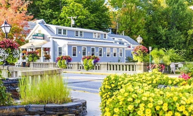 Monroe Bridge House | Large family & pet friendly home! Huge outdoor playset, backyard games & more!