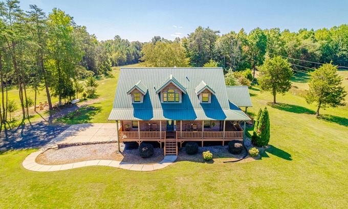 Huntersville Other | Large Farm House sleeps 10+ and 15 Minutes from Charlotte City Center