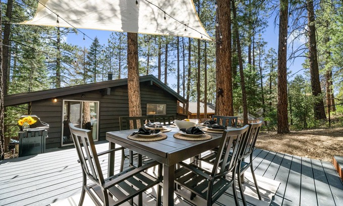 Moonridge Cabin | Large Fenced Yard Fire Pit EV Walk to Zoo/Bear Mountain ~ Antler Inn