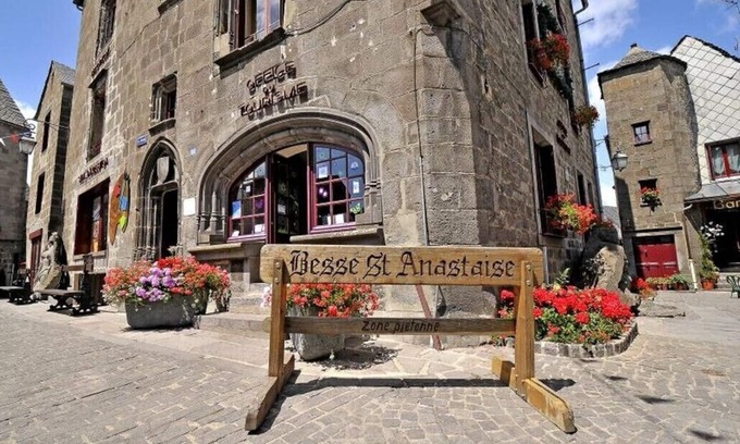 Besse-en-Chandesse House | Large house in the medieval city of Besse