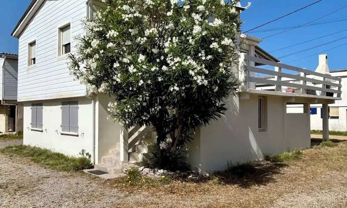Gruissan Plage Ski Chalet | Large, fully-equipped chalet in Gruissan Plage for 6, 150 meters from the beach. Wifi fiber.