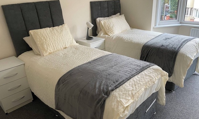 Bedford Apartment | Large, furnished 4 bedroom apartment suitable for workmen and teams
