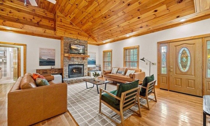 Sevierville Apartment | Large Group Fall Retreat | Hot Tub, Games, Firepit