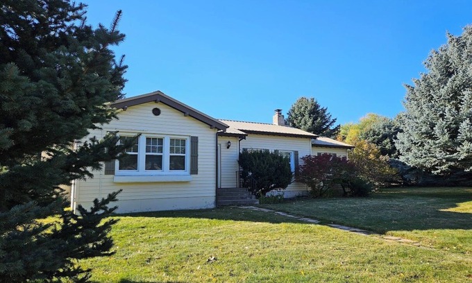 Albion Cottage | Large Groups & Families Welcome- Hot Tub, Grill and Picnic Area!