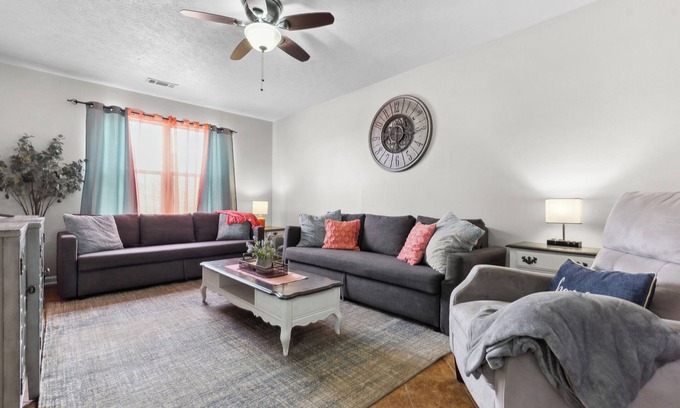 Warner Robins House | Large Groups & Pets Welcome Sleeps 12 w/Game Room