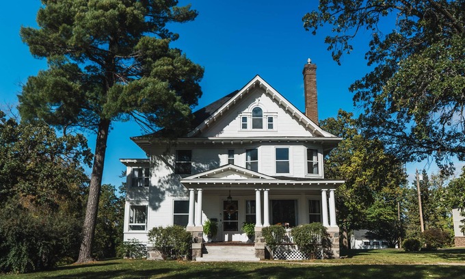 Alexandria House | Large Historic Estate on the shores of Lake Winona