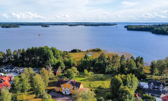 Lessebo Municipality House | Large holiday home directly on the lake