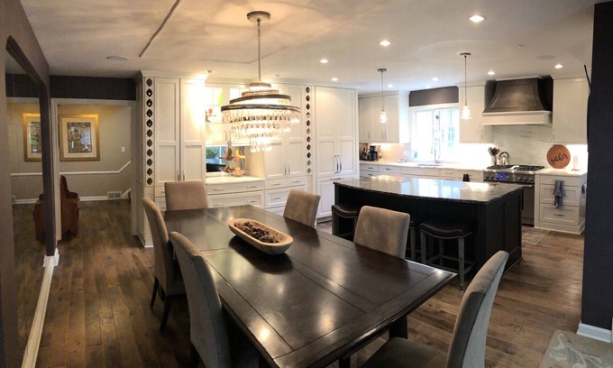 Whitefish Bay House | Large Home Convenient to GOP National Convention; Lakefront; Downtown Milwaukee