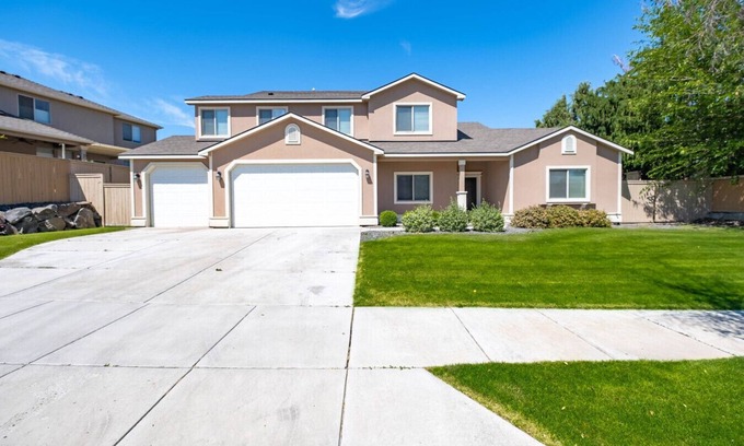 Tri-Cities House | Large Home Yard 3 Car Garage 4 3 1207