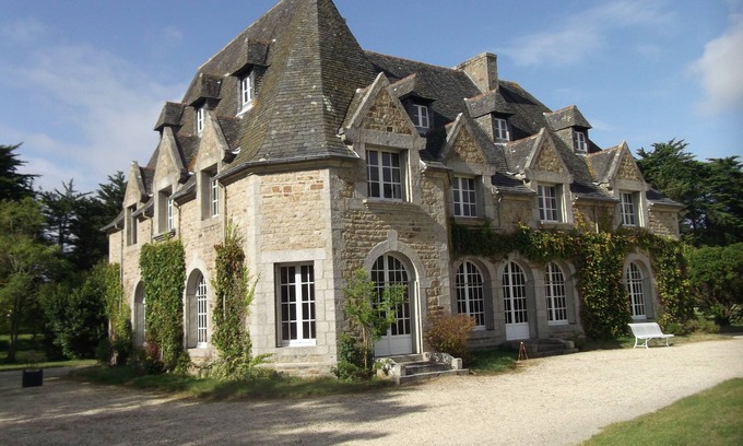 Plouescat House | Large house in private park, walking distance to the sea, sleeps 15