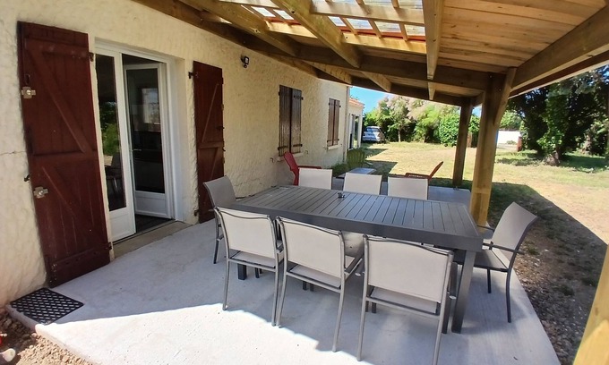 LʼIle-dʼOlonne House | LARGE HOUSE ON ENCLOSED WOODED GROUNDS OF 1200M2. PETS ALLOWED