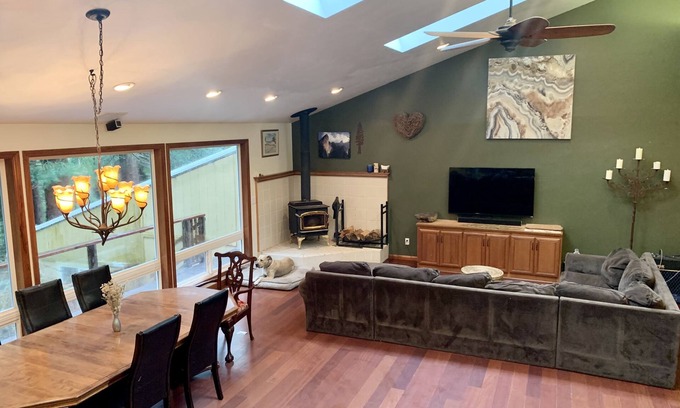 Fortuna House | Large house Up in the Redwoods perfect for large families. Pet friendly.