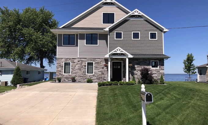 Butte Des Morts House | Large Lake House - 4 Bedroom - EAA Oshkosh