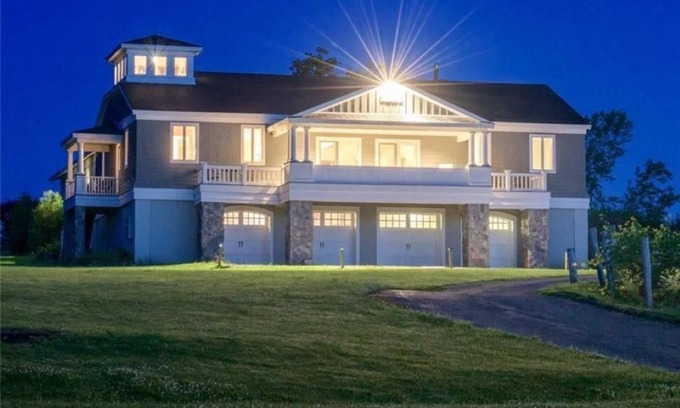 Auburn House | Large Lakefront Vineyard Home with Hot Tub