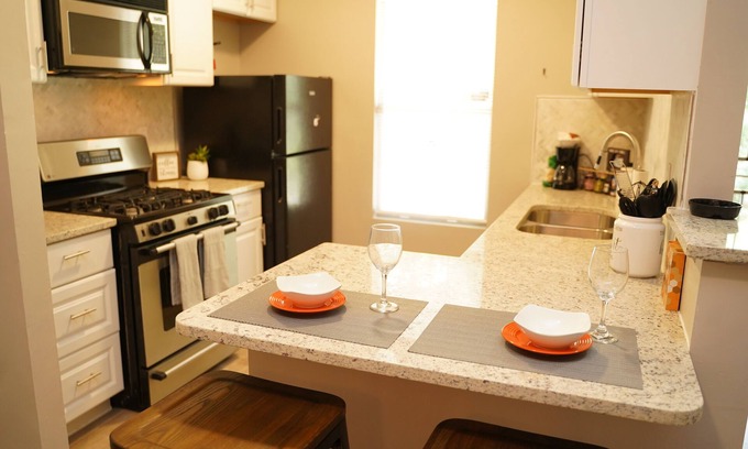 Church Street House | Large Lux Duplex 5Beds/4Baths 10 Mins from Airport