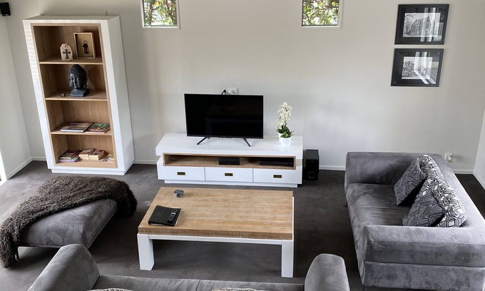 Riccarton House | Large luxury family friendly townhouse close to Hagley park and town