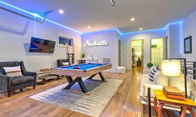 Eighth Avenue House | Large Luxury Home 13 Beds Pool Table Rooftop!