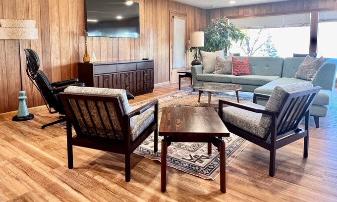 Allouez House | Large Mid-Century Modern Home Sleeps 12