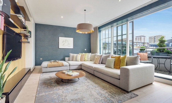 Soho Apartment | Large Modern Designer Soho Flat with 24 Hour Concierge and Terrace