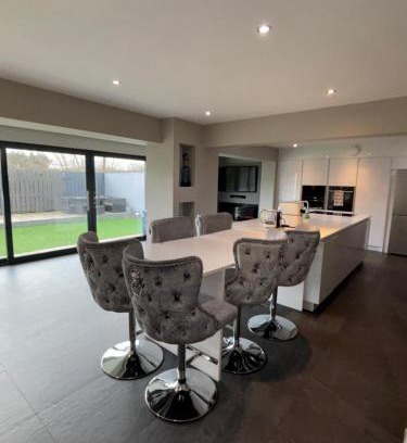 Ellemford House | Large Modern Family Home in Murrayfield - Very close to City Centre - 10 mins by Direct Bus - Private Driveway & Garden