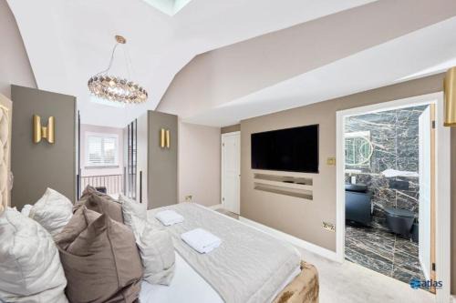 Liverpool House | Large NEW Detached House Woolton, Families, FREE Parking, Massage, BBQ, Play room & MORE