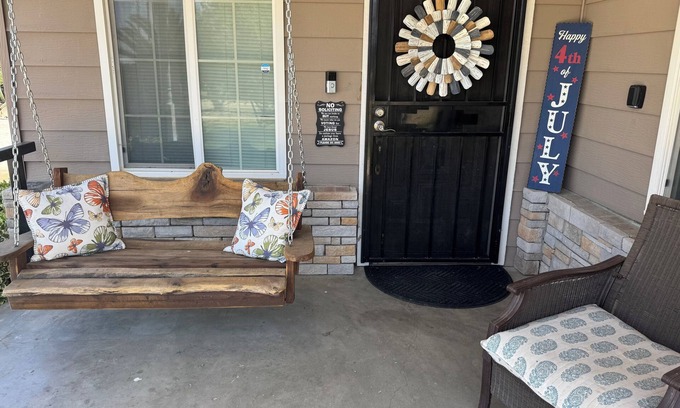 Hanford House | Large Parking/Country/Peaceful/3bedroom/2bathroom House Hanford with WiFi, AC.