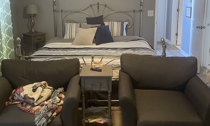Bellevue House | Large private room and private bathroom enter through our front door quite clean