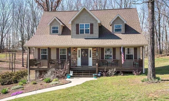 Cleveland House | Large quiet bedroom for Traveling Healthcare Professionals