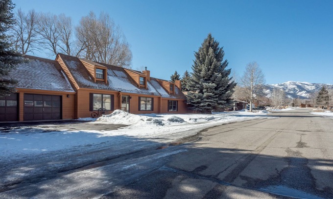 Buena Vista House | Large Rambling Ranch House, In Town with MTN Views, Walk to Shopping/Dining/Pubs