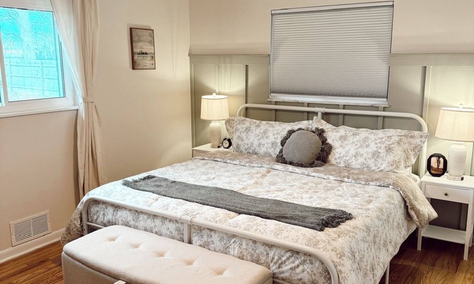 Indianapolis House | Large Ranch House Private Sleeps 12 Big Living Room and Back Yard Close Downtown