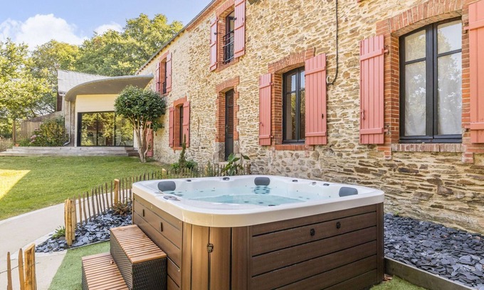 Malville Cottage | Large renovated countryside house with parking and relaxation area