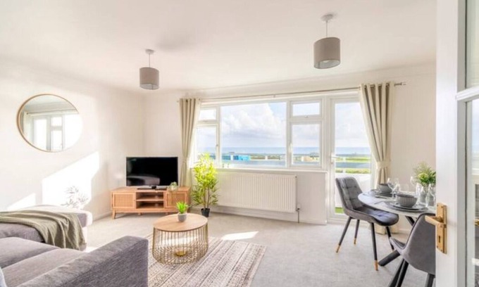 Boscombe Apartment | Large Sea View 2 bedroom Sleeps 6 - Free Parking
