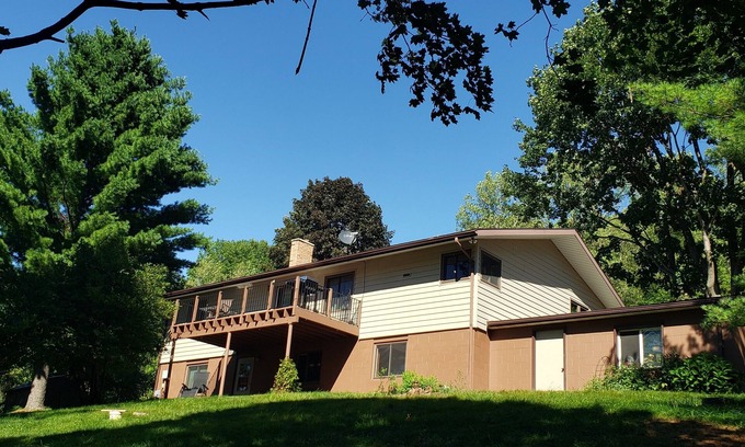 La Crosse House | Large Secluded Country Home Minutes from Town