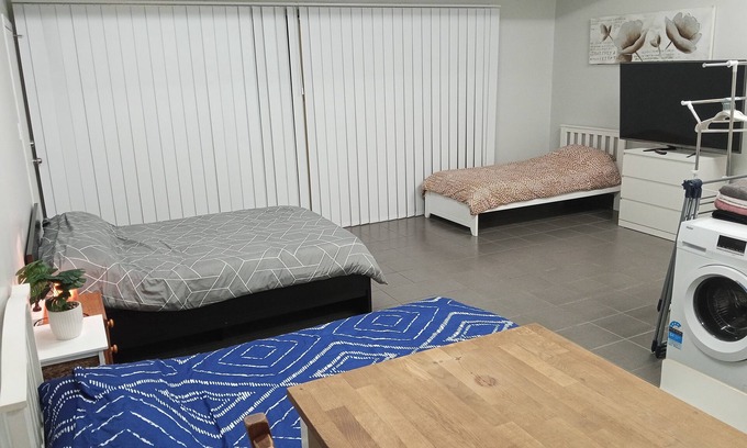 Cannon Hill Apartment | Large Self-Serviced Apartment, Opposite from Nature Reserve