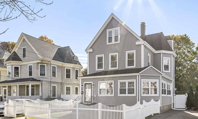 Medford House | Large Single Family, 5 Bedrooms, Book Now!