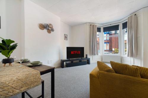 Sunderland House | Large Spacious Home, Free Parking, 8 bedrooms, sleeps 14