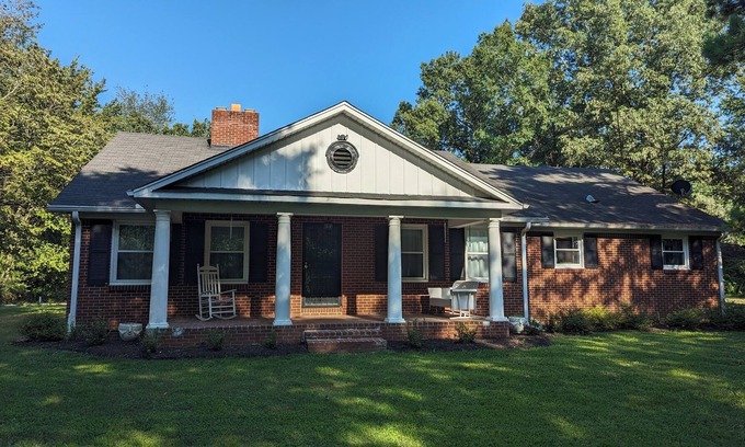 Three Way House | Large Spacious Property and Home Minutes From the Interstate